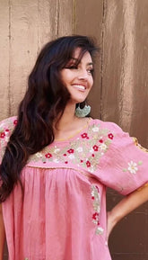 Vestido Corto bordado a mano rosa clarito