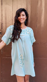 Vestido Corto bordado azul clarito