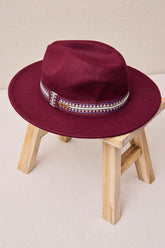 Sombrero de fieltro con cinta étnica