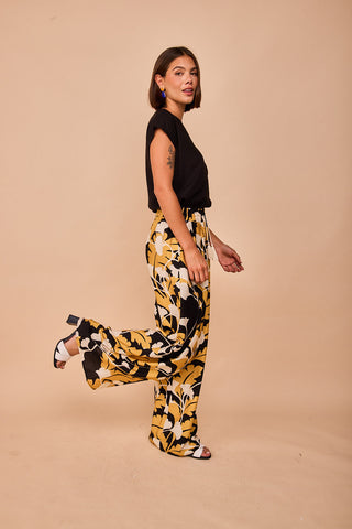 Verrückte schwarze Hose