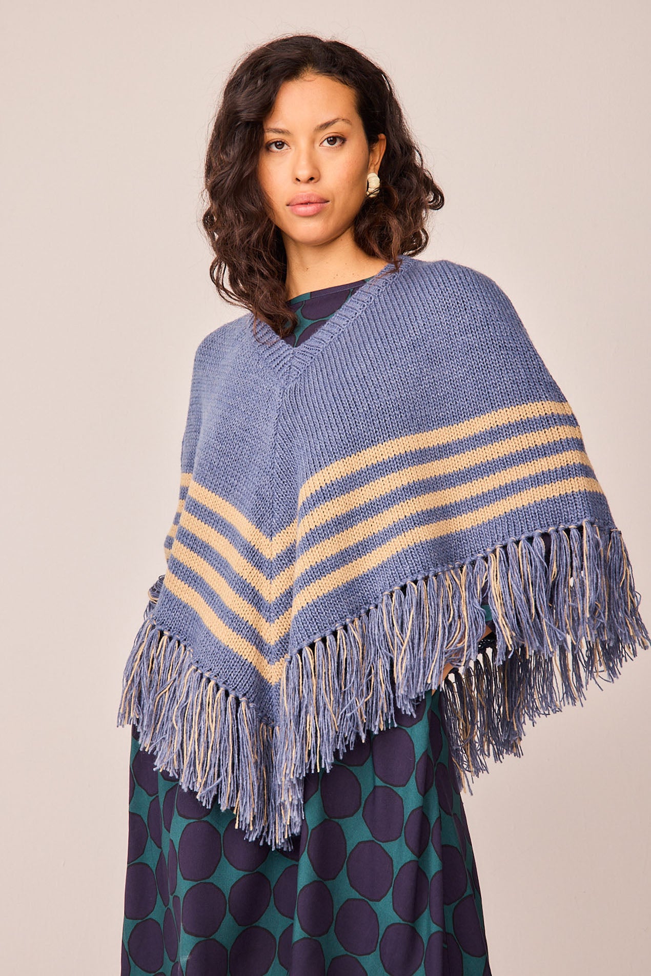 Blauer Blütenponcho