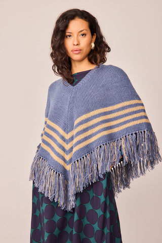 Blauer Blütenponcho