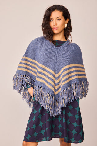 Blauer Blütenponcho