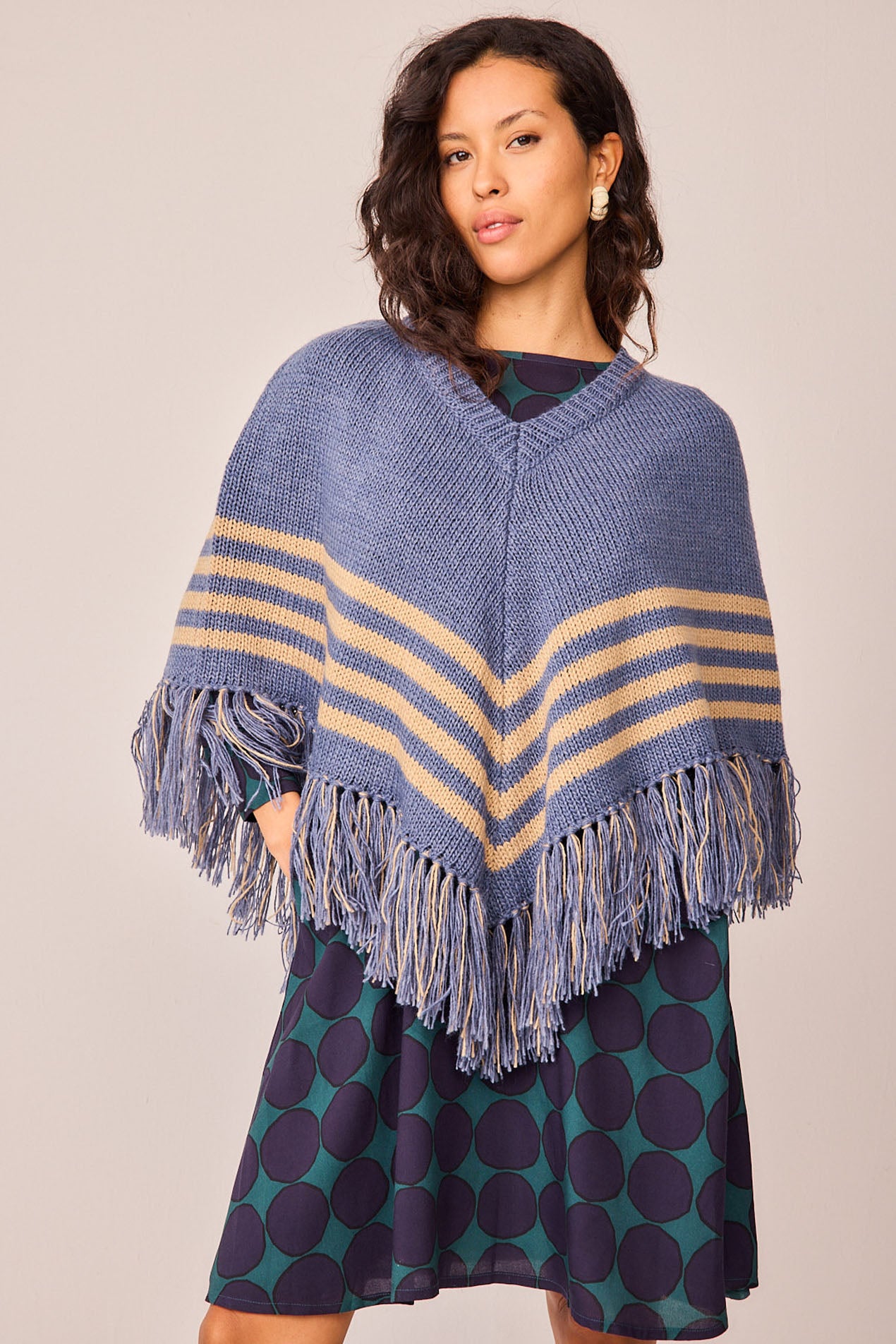 Blauer Blütenponcho