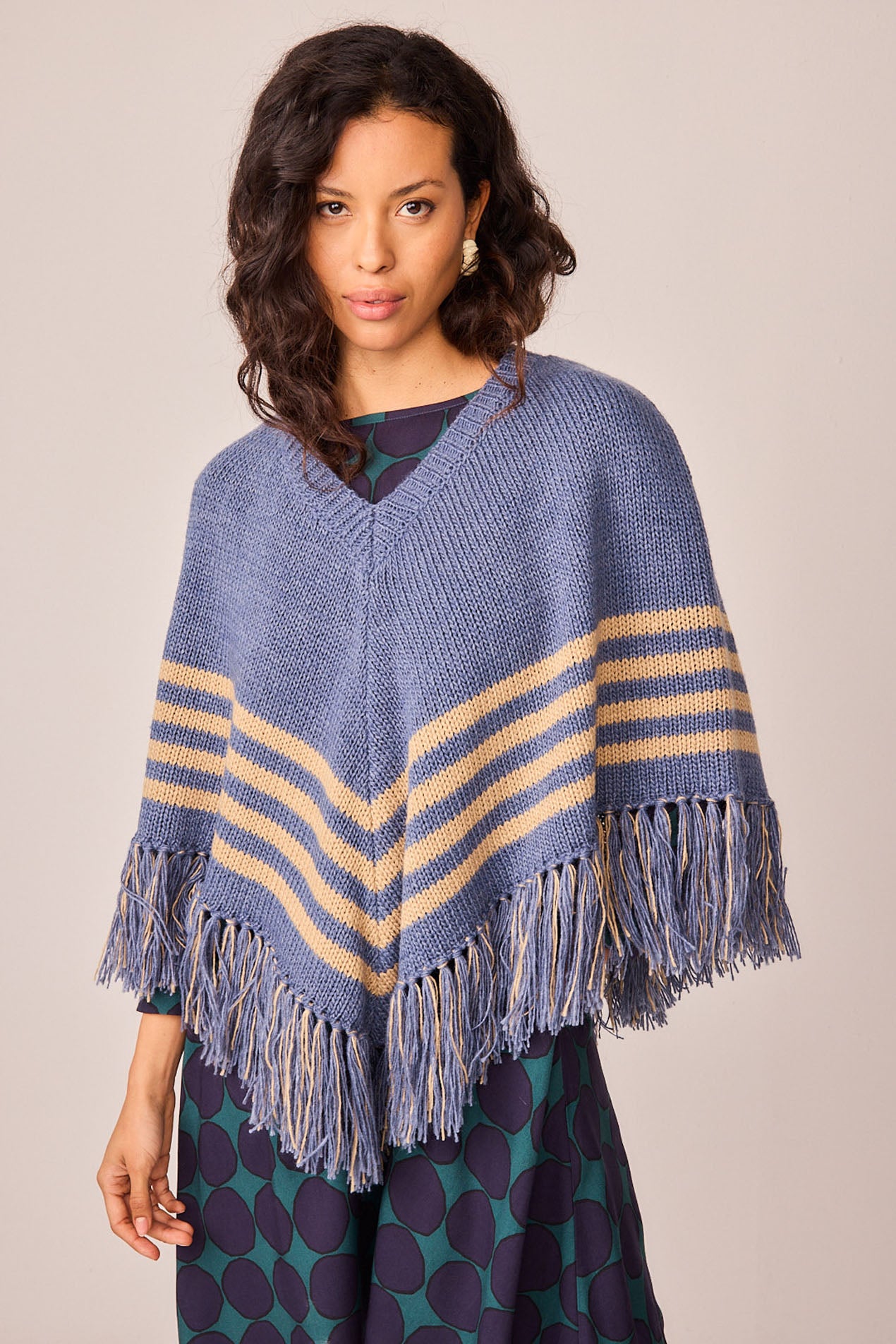 Blauer Blütenponcho