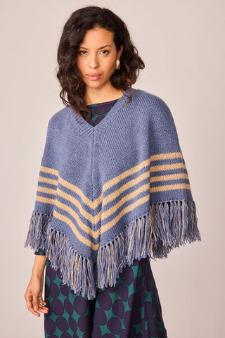 Blauer Blütenponcho