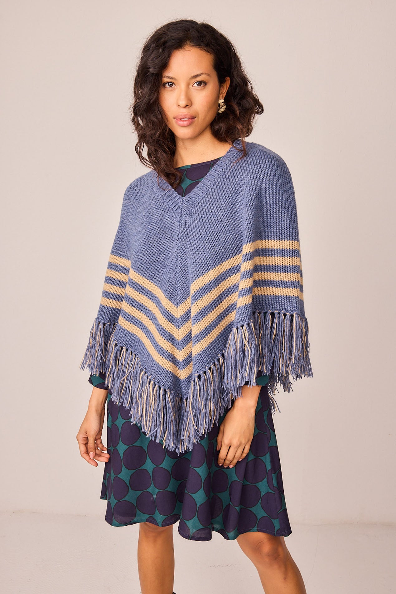 Blauer Blütenponcho