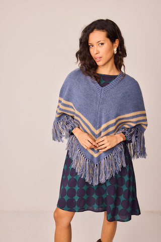 Blauer Blütenponcho