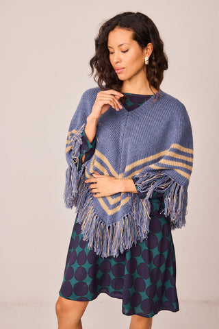 Blauer Blütenponcho