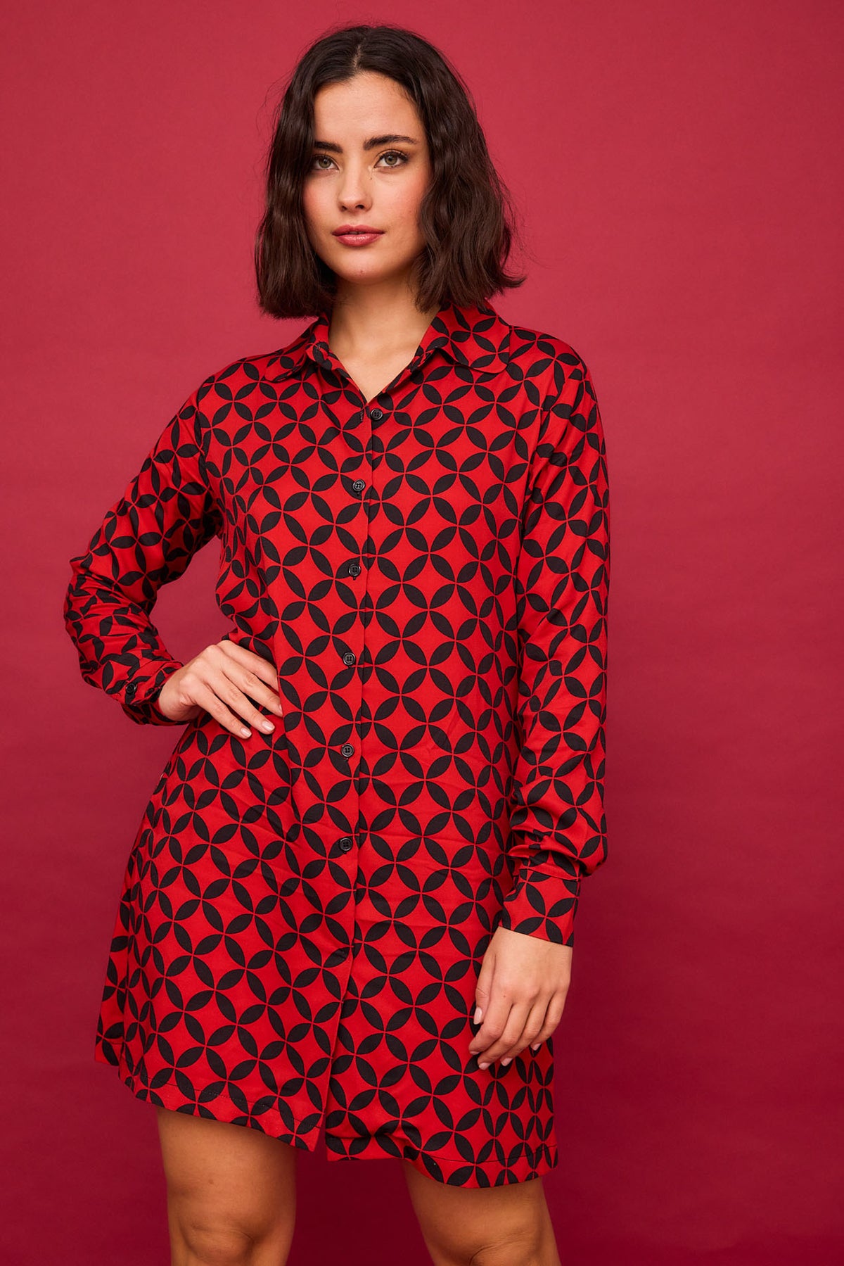 Rotes, kurzes Kleid mit geometrischem Beerenmuster