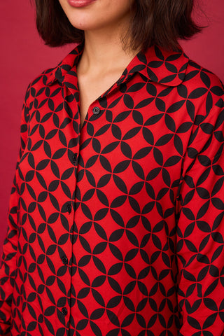 Rotes, kurzes Kleid mit geometrischem Beerenmuster