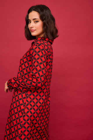 Rotes, kurzes Kleid mit geometrischem Beerenmuster