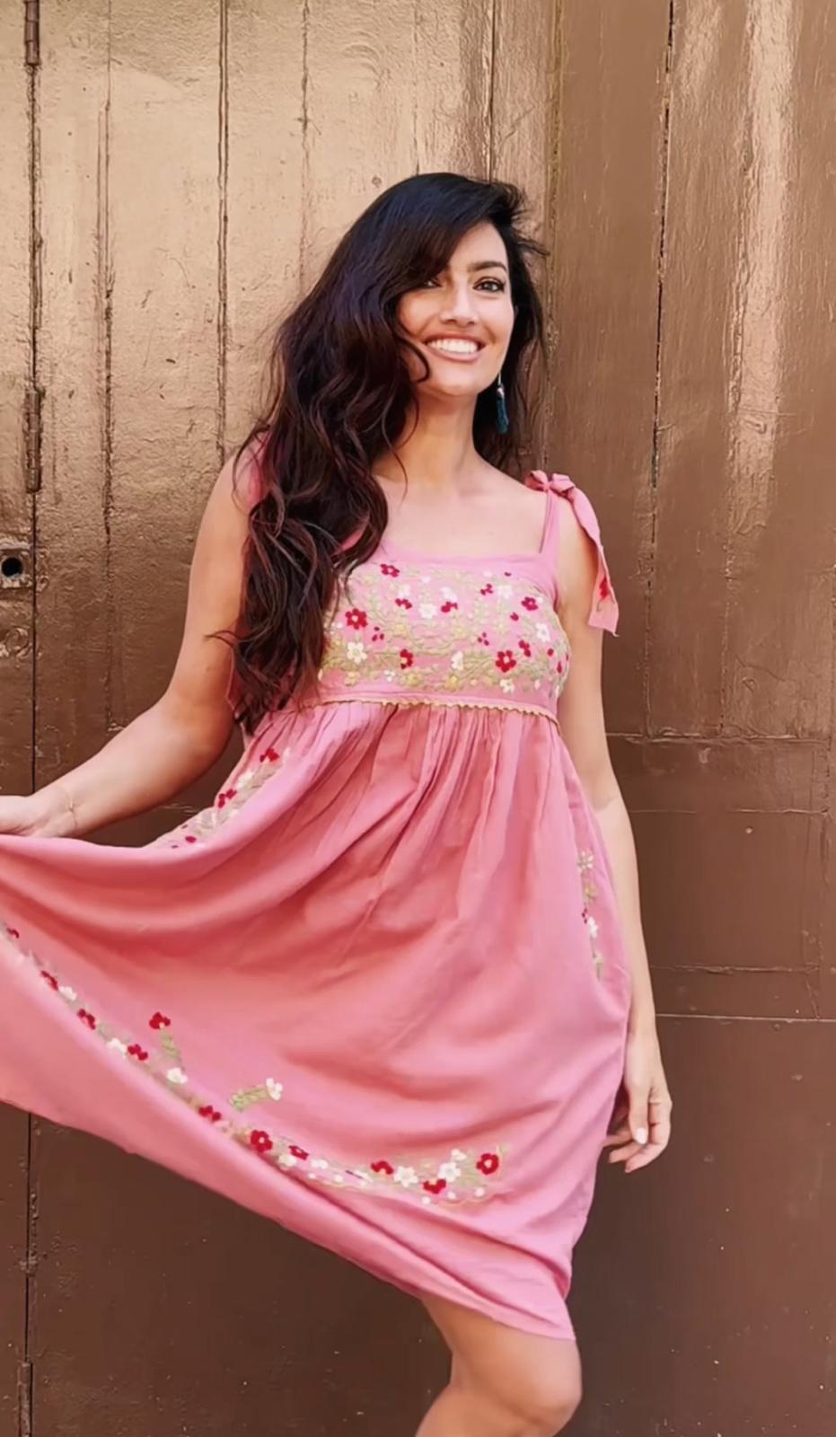 Vestido Corto DE TIRANTES bordado a mano,rosa