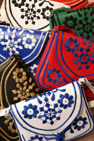 Bolso de piel, bordados a mano
