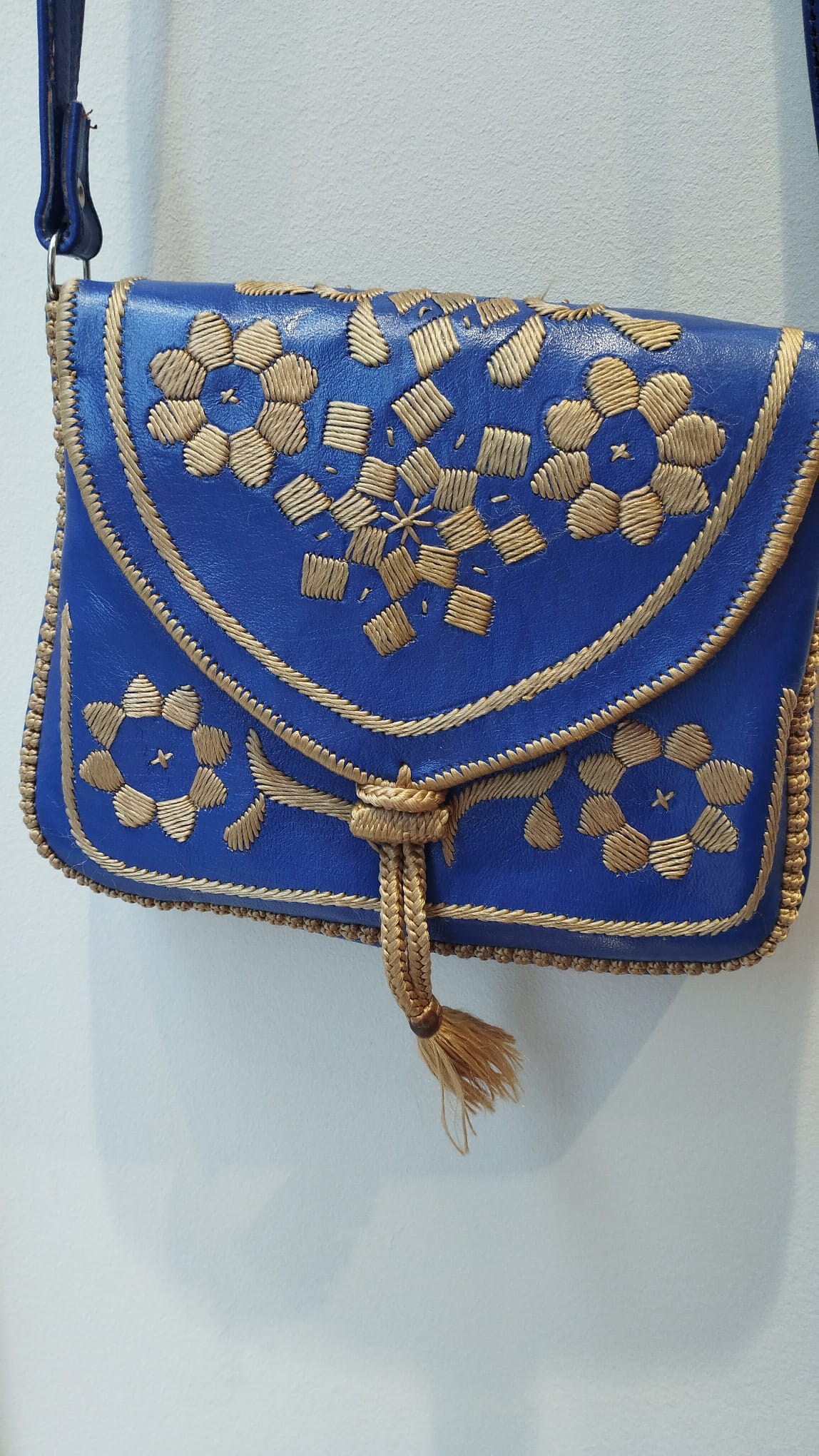 Bolso de piel, bordados a mano