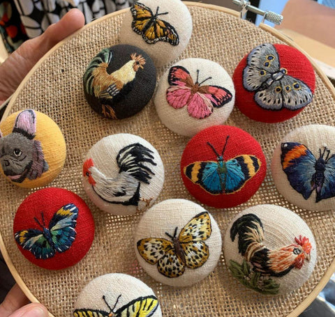Various Oi25 Brooches