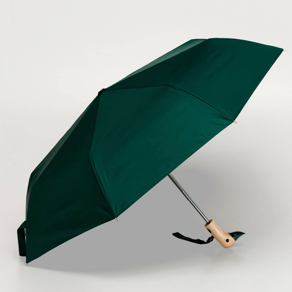 Ökologischer Regenschirm mit waldgrünem Entenkopf
